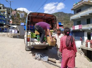 फोटो अफ द डे : रमाइलोडाँडामा खाद्यवस्तु अनलोड गरिँदै