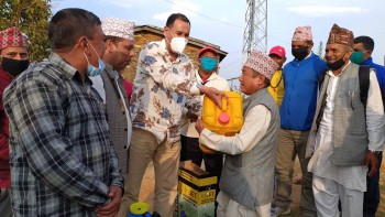 स्वास्थ्य सुरक्षा सामग्री लिएर आइपुगे पूर्व सांसद खतिवडा ओखलढुंगा