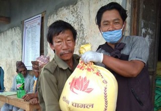 दक्षिण कोरियामा रहेका युवाहरूले गरे उँबूका १ सय ४४ परिवारलाई राहत वितरण