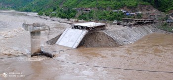 सुनकोशी नदीमा आएको बाढीले भत्कायो नवलपुरघाटको निर्माणाधीन पक्की पुलको स्ल्याब