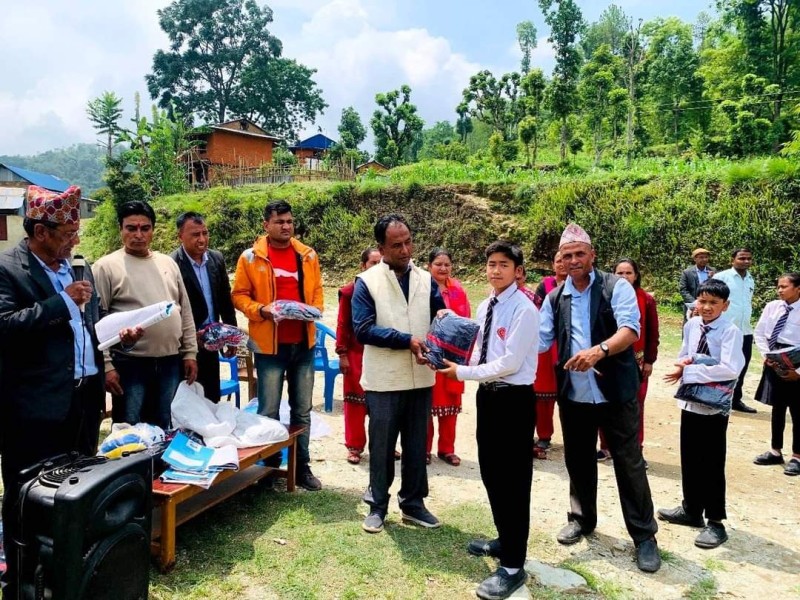 कुन्ता मावि ज्यामिरेका विद्यार्थीलाई ट्रयाकसुट वितरण