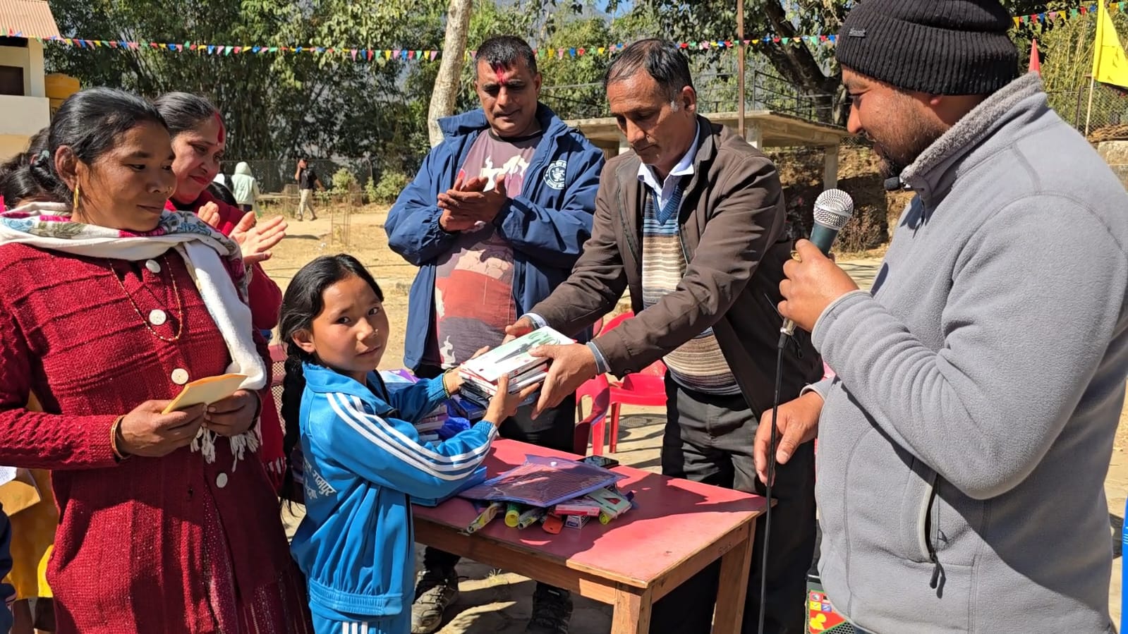 ओखलढुंगाकी भाइरल अस्मितालाई दुर्गेश थापाले गरे सहयोग, सबैले गरे प्रशंसा